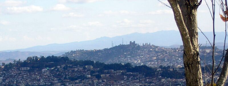 Archivo:Ankaratra as seen from Antananarivo.jpg