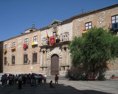 Patio, escalera y fachada principal del Palacio Arzobispal de Toledo (1541)