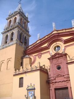 Mestizaje de estilos, materiales y colores en la fachada de Santa Ana de Sevilla.