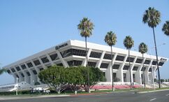 Sede de Pacific Life, Newport Center, Newport Beach, California (1972)