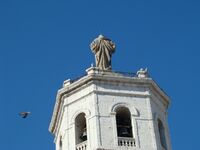 Torre del lado de la Epístola con la culminación de la estatua del Sagrado Corazón.