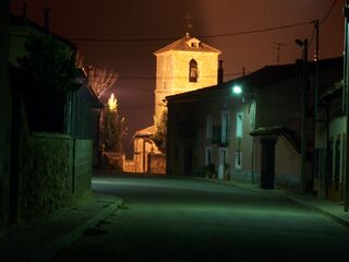 La iglesia iluminada por la noche
