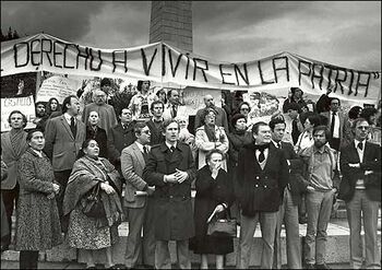 Fotografía de una protesta contra el régimen militar en 1985. En primera fila se puede observar a Fernando Castillo Velasco junto a Adolfo Zaldivar.