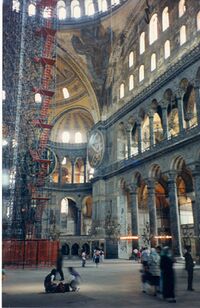 Interior de la Iglesia de Hagia Sophia. La tribuna es la galería del primer piso debajo del [[claristorio]}}