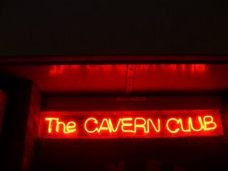 Neón Luminoso en la entrada del Cavern Club en Julio de 2006]] El Cavern Club, que abrió sus puertas el 16 de enero de 1957 es un legendario club de Rock and roll ubicado en el número 10 de Mathew Street, de [[Liverpool}}
