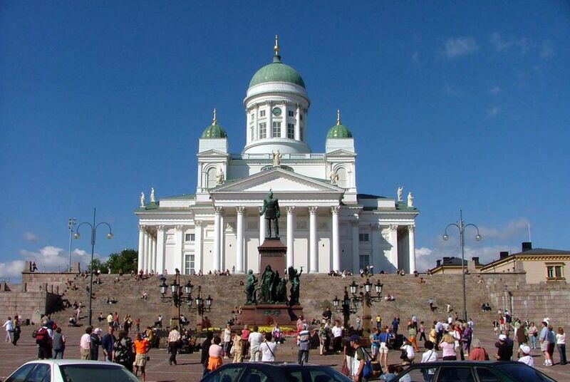 Archivo:Senate Square and Lutheran Cathedral in Helsinki.jpg