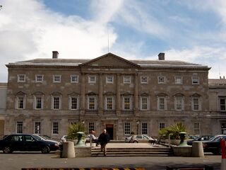 Leinster House El antiguo palacio del Duque de Leinster. Desde 1922, ha sido la sede de ambas casas del parlamento Irlandés.