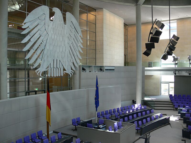 Archivo:Reichstag Plenarsaal des Bundestags Adler.jpg