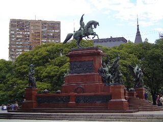 Vista del Monumento a San Martín, en la Plaza General San Martín