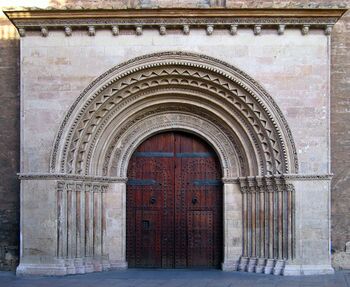 arco abocinado en la puerta románica de l’Almoina de la Catedral de Valencia