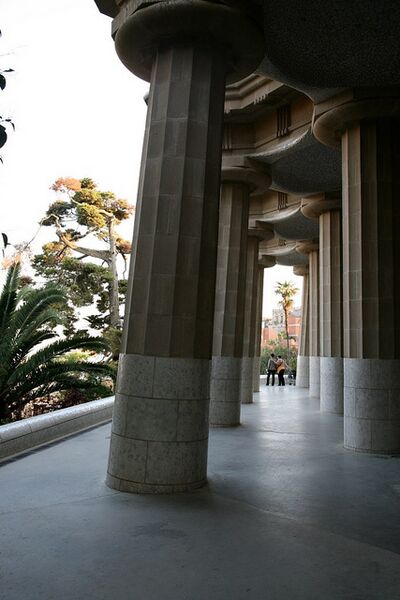 Archivo:Gaudi.SalaHipostila.4.jpg