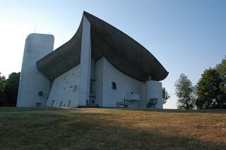 La Capilla Notre Dame du Haut en Ronchamp es una de las obras más conocidas de Le Corbusier.