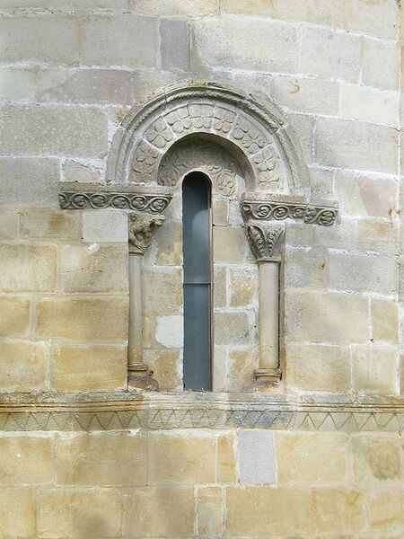 Archivo:Monasterio de San Pedro de Villanueva - Ventana.jpg