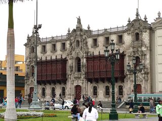 Palacio Arzobispal situado en la esquina nororiental de la Plaza Mayor de Lima. De portal neoplateresco y balcones de estilo neobarroco que reflejan el sensualismo de Andalucía