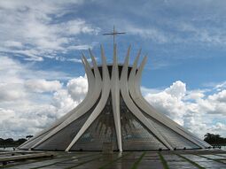 Niemeyer.CatedralBrasilia.2.jpg