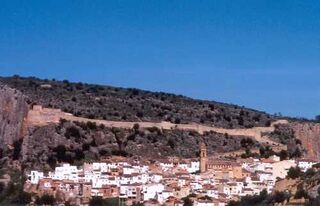 Vista de Chulilla, con el cerro sobre el que se asienta el castillo al fondo.