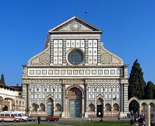 La fachada, finalizada en 1470 por Leon Battista Alberti.