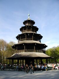Torre china (Chinesischer Turm) en el Englischer Garten (Múnich).