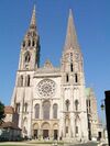 Fachada principal de la catedral de Chartres, terminada en 1220, fue inscrita en el registro de Patrimonio de la Humanidad de la UNESCO en 1979