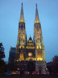 Vista nocturna de la Iglesia Votiva, Viena