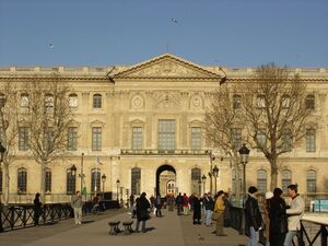 Louvre, vu de la Seine.jpg
