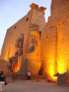 Entrada del pilono del templo de Luxor: Colosos de Ramsés II