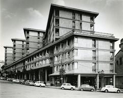 Complejo residencial y de oficinas en Plaza Piccapietra, Génova (1964) junto con Franco Albini.