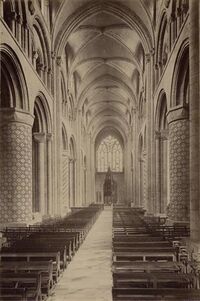 La nave de la catedral de Durham ilustra el modelo arqueado redondo característico, así como el uso de bóvedas poco profundas sobre la nave prefigura el modelo arquitectónico gótico.