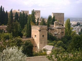 La Alhambra vista desde los jardines del Generalife. Al fondo el barrio del Albaicín