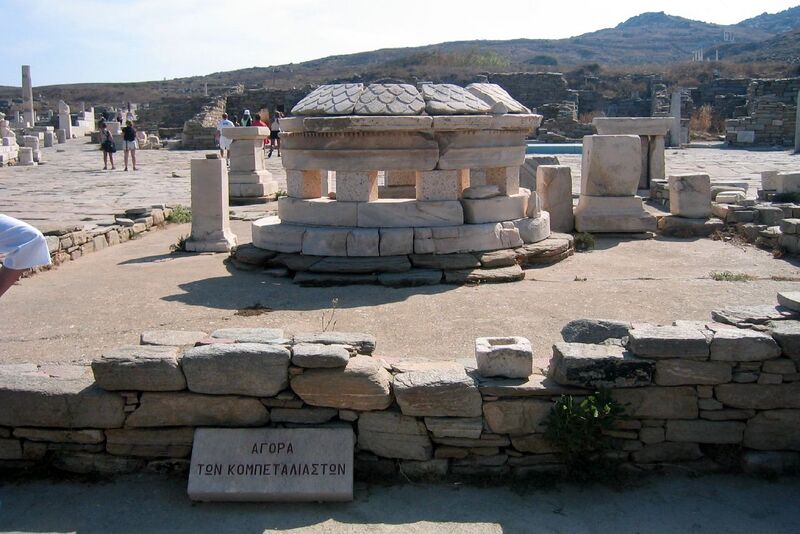 Archivo:Delos Agora of the Competaliastae.jpg