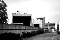 Laboratorios, sala de exposiciones y viviendas Dimensione Fuoco, San Donà di Piave, Italia. (1993)