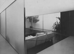 Sala de vidrio en la exposición Die Wohnung, Stuttgart (1927) junto con Lilly Reich