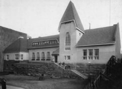 Escuela de primaria, Helsinki (1905) junto con Valtes Jung y Emil Fabritius