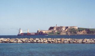 Barco de carga entrando a la bahía de San Juan, frente al Fuerte San Felipe del Morro. Vista desde Isla de Cabras.