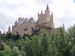Alcázar de Segovia visto desde el norte, en el exterior de la ciudad.