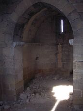 Al fondo, en la parte superior, se observa una aspillera (Castillo de Davalillo)