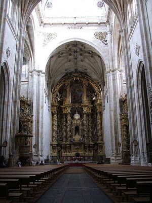 Convento de San Esteban. Interior iglesia.jpg