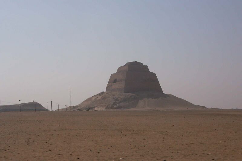 Archivo:Meidum Pyramide.jpg