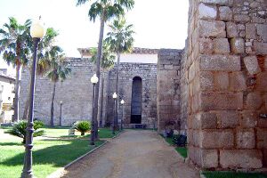 Vista de las murallas de la Alcazaba de Mérida