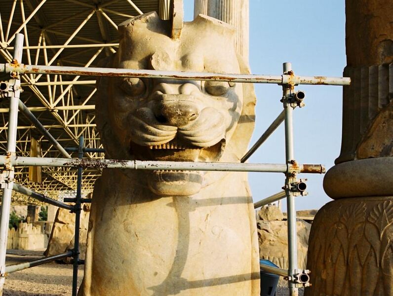 Archivo:Persepolis-lion capital.jpg