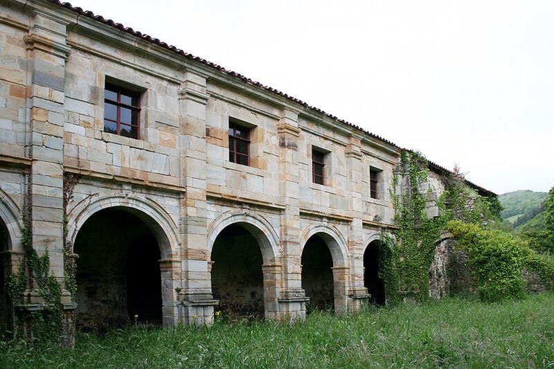 Archivo:Calustro Santa María Real de Obona.JPG