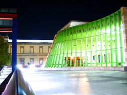 Vista nocturna de la fachada de la entrada al museo.