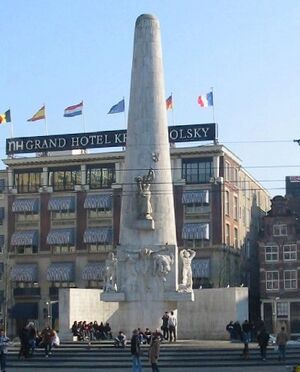 Amsterdam nationaal monument op de dam februari 2003.jpg