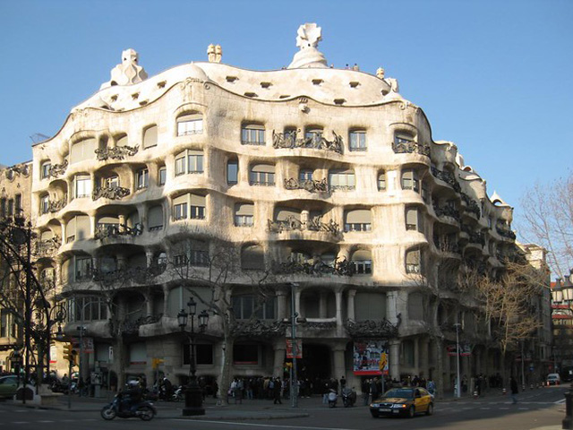 Archivo:Gaudi.Casa Mila.1.jpg