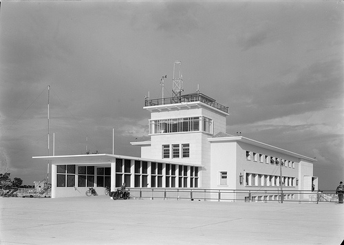Archivo:Keil do Amaral Aeroporto de Lisboa, 1942.jpg