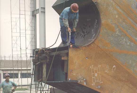 Archivo:Proceso de construcción, en taller, de una de las piezas del nuevo puente Bolognei.jpg