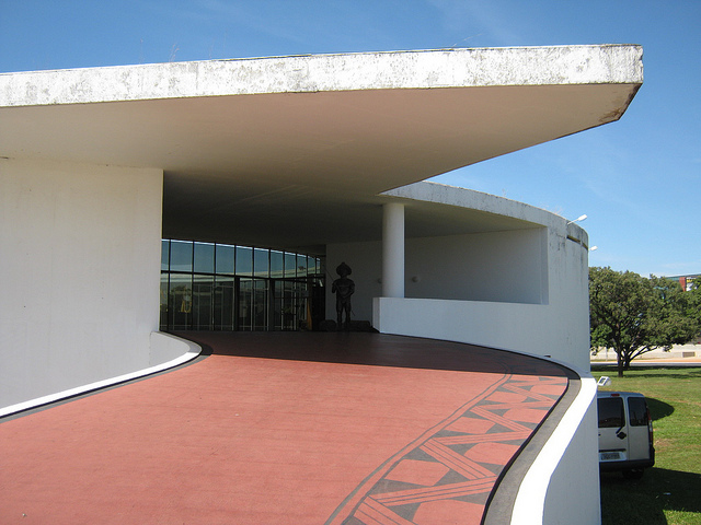 Archivo:Niemeyer.MemorialPueblosIndigenas.jpg