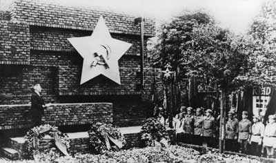 Archivo:MIES 45 Pomnik ofiar rewolucji pazdziernikowej 1926.jpg