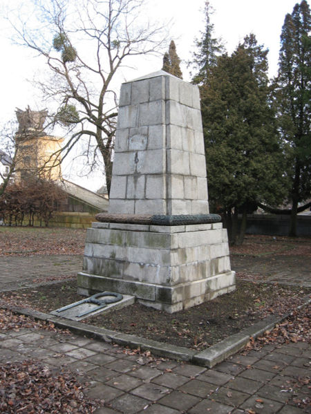 Archivo:Russian soldiers tomb in Lvov.jpg