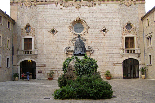 Archivo:Monasterio de LLuc.patio interior.jpg